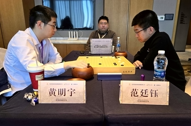 范廷钰(右)对阵黄明宇。人民(mín)网(wǎng)记(jì)者(zhě) 胡(hú)雪(xuě)蓉(róng)摄(shè)