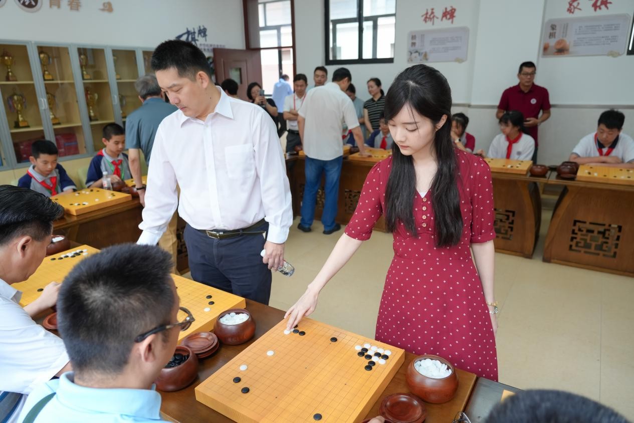 中(zhōng)国(guó)围(wéi)棋(qí)协(xié)会(huì)主席(xí)常(cháng)昊(hào)（左(zuǒ)一(yī)）在(zài)指(zhǐ)导(dǎo)棋(qí)活(huó)动(dòng)现(xiàn)场(chǎng)。中(zhōng)国(guó)围(wéi)棋(qí)协(xié)会(huì)供(gōng)图(tú)