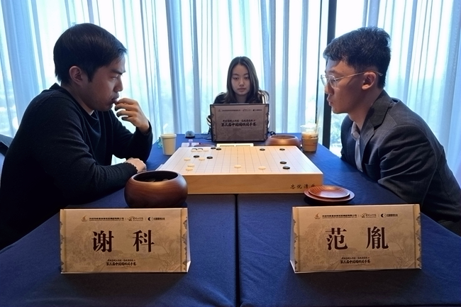 谢(xiè)科(kē)(左(zuǒ))对(duì)阵(zhèn)范(fàn)胤(yìn)。人(rén)民(mín)网(wǎng)记(jì)者(zhě) 胡雪蓉摄