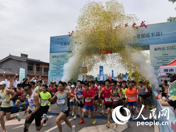 全民健身跑参赛选手冲出起点。人(rén)民(mín)网(wǎng)记(jì)者(zhě) 杨(yáng)磊(lěi)摄(shè)