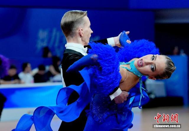 。图为2026WDSF青年组标准舞比赛现场。中新社记者 安源 摄