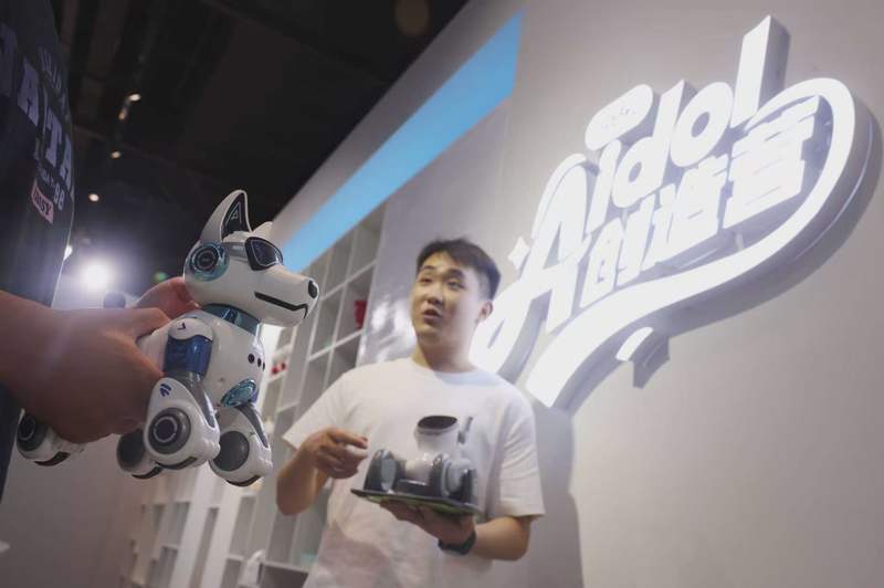 Aidol创造营，多款AI终端产品与观众见面。新京报记者 李木易 摄